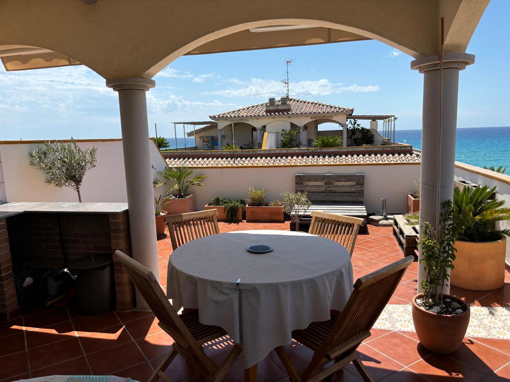 Cal Salmare Seafront Apartment With Rooftop Terrace And Pool Calafell Eksteriør bilde